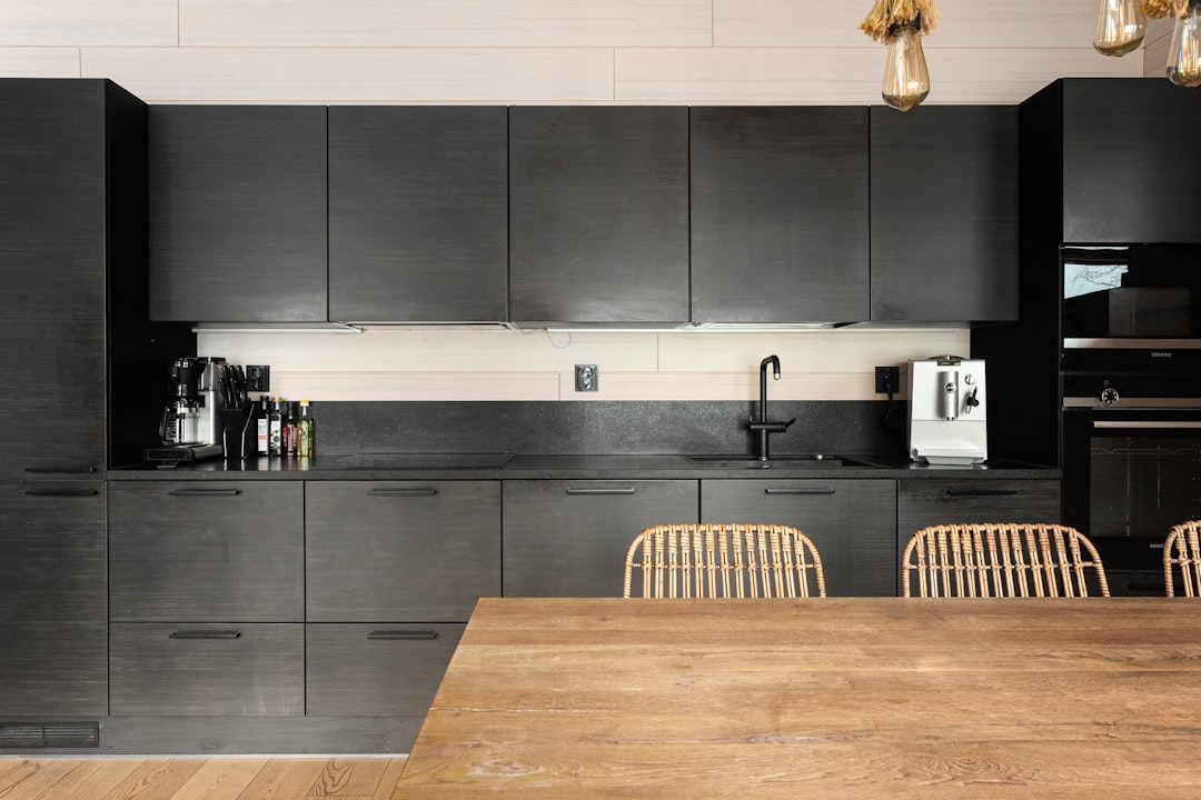 Photo Black Glossy Kitchen Cabinet