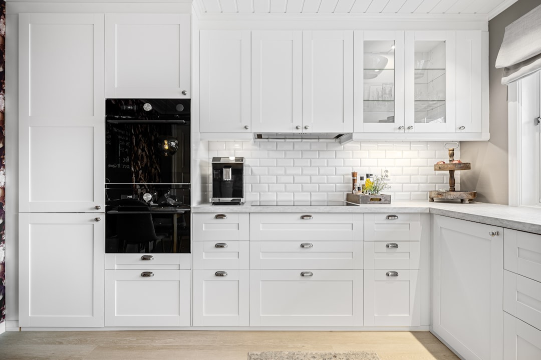Photo white classic kitchen cabinet