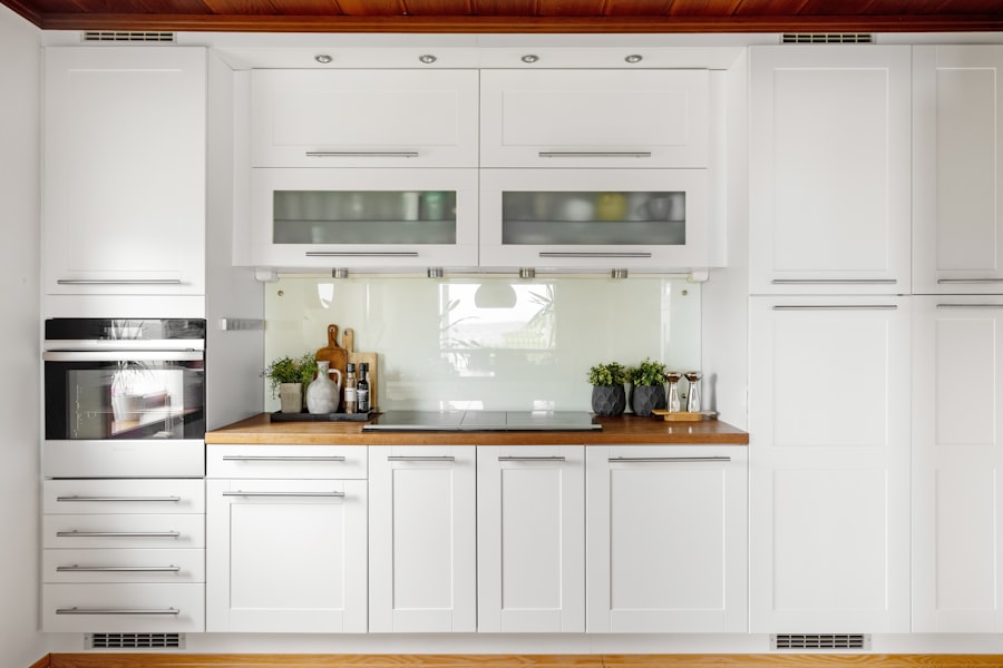 Photo white classic kitchen cabinet