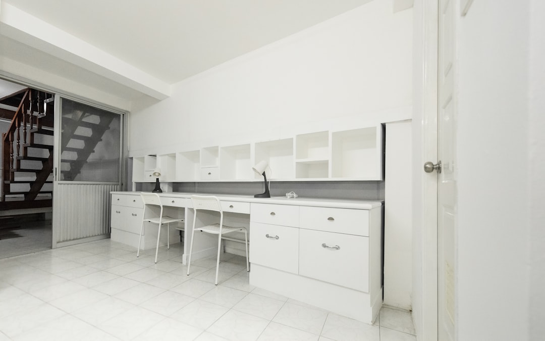 Photo white kitchen block