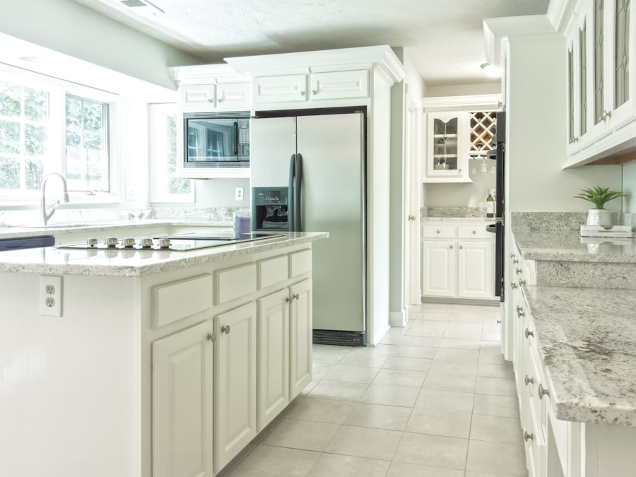 Photo white kitchen cabinet with gray countertop