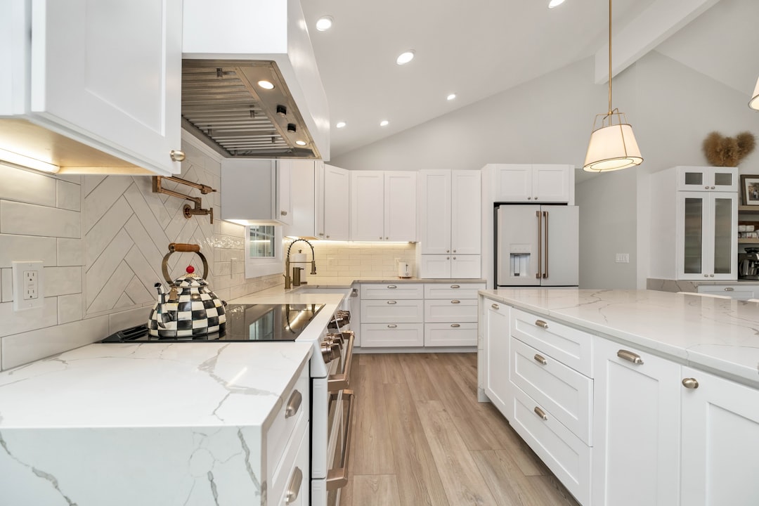 Photo white kitchen island